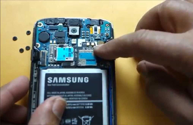 Fjern batteriet for å fikse Samsung Black Screen