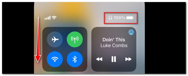 iPhoneのコントロールセンターを下にスワイプします