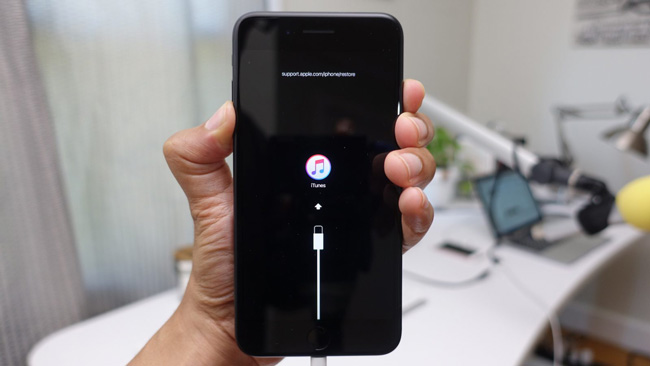 iPhone stuck in recovery mode with the iTunes icon
