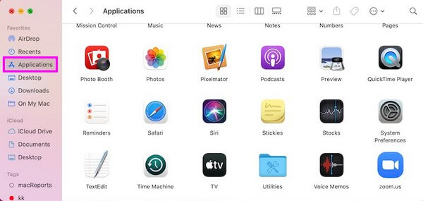 haga clic en la carpeta Aplicaciones en la columna de la izquierda